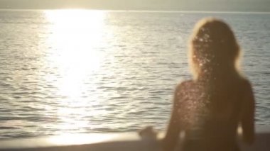 uzun elbiseli seksi kız. Sahilde yürüyor. Dolgu.