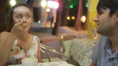 açık bir kafe aşık çift. Bir tarihte güzel kadın ve erkek