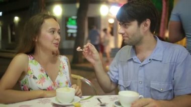 açık bir kafe aşık çift. Bir tarihte güzel kadın ve erkek