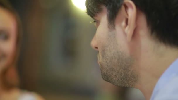 couple amoureux dans un café en plein air. Homme et belle femme à un rendez-vous 