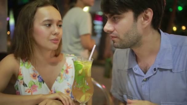 Pareja enamorada en un café al aire libre. Hombre y mujer hermosa en una cita — Vídeos de Stock