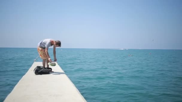 Mann stürzt ins Wasser. Tourist schwimmt im Meer. blaues Wasser und Wellen — Stockvideo