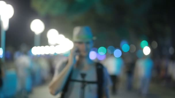 Man using a mobile phone on the street. a handsome man in a hat with smatrtfonom — Stock Video