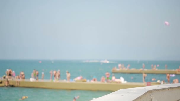 Улыбающийся путешественник, стоящий у пляжа. турист с рюкзаком на море . — стоковое видео