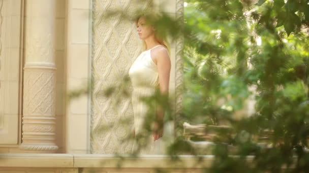 Hermosa chica caminando por el palacio árabe. concepto de turismo. vestido de encaje blanco — Vídeos de Stock