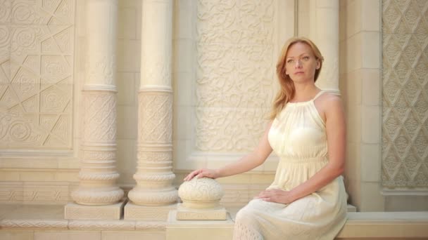 Vacker flicka gå på arabiska palatset. turism-konceptet. vit spetsklänning — Stockvideo