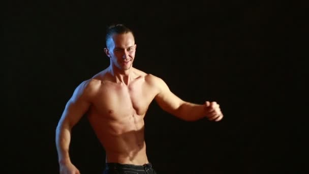 Muscular jovem sexy nu bonito homem. striptease masculino dança . — Vídeo de Stock