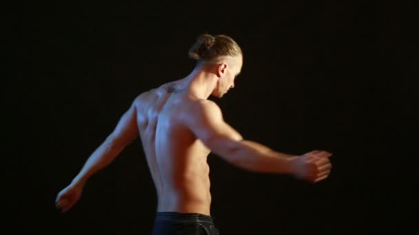 Svalnatý mladý sexy nahé roztomilý muž. Pánský striptýz, tanec. — Stock video