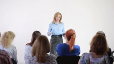 Güzel iş kadını Konferansı konuşuyor. psikolojik eğitim