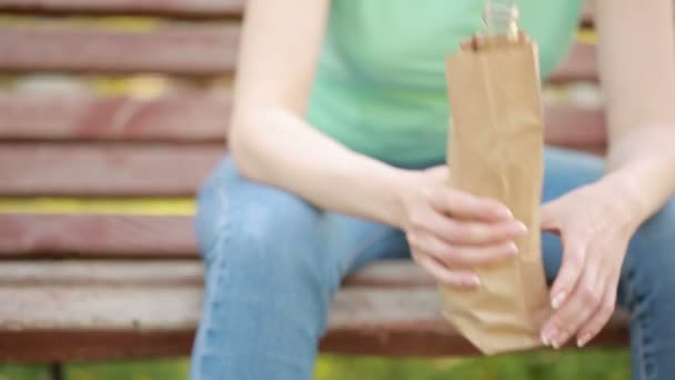 Mujer borracha en la calle — Vídeos de Stock