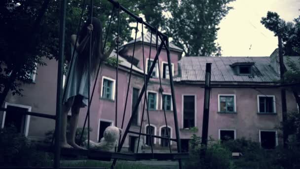 Duch holčičky na houpačce v starého zničeného domu. zlý duch — Stock video