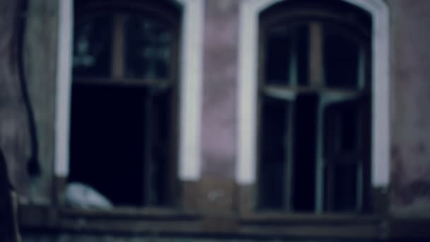 Привид маленької дівчинки на гойдалці в старому зруйнованому будинку. злий дух — стокове відео