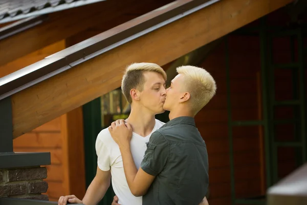 Gay couple on the street. Two men kissing — Stock Photo, Image