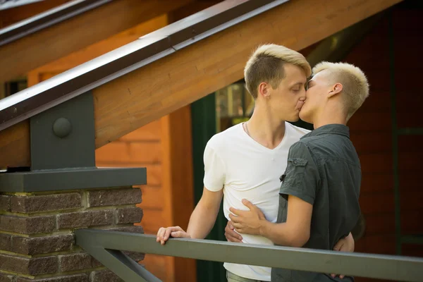 Gay couple on the street. Two men kissing — Stock Photo, Image