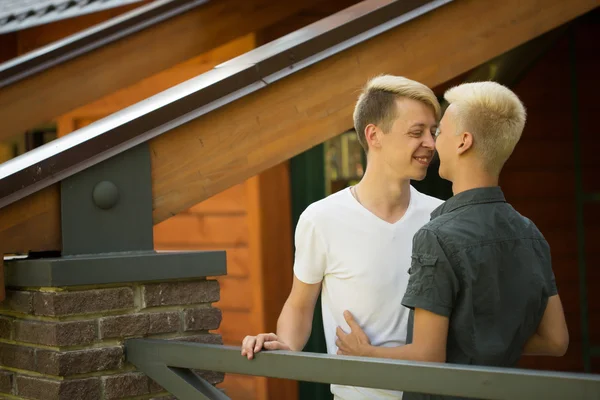 Gay couple on the street. Two men kissing — Stock Photo, Image
