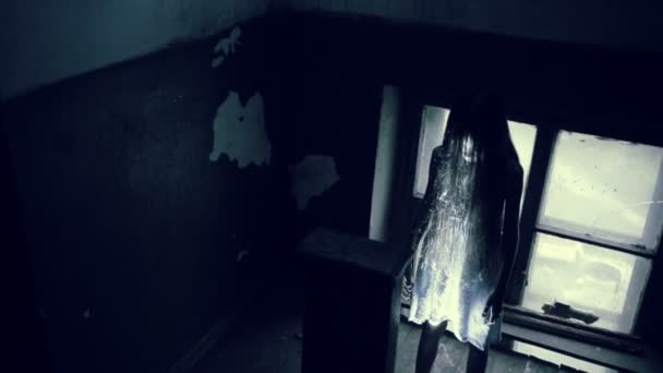 Πνεύμα του κοριτσιού σε ένα παλιό σπίτι τρομακτικό. άκρου του Σατανά — Αρχείο Βίντεο