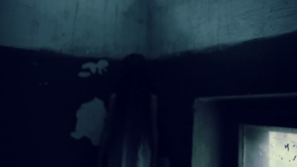 Πνεύμα του κοριτσιού σε ένα παλιό σπίτι τρομακτικό. άκρου του Σατανά — Αρχείο Βίντεο