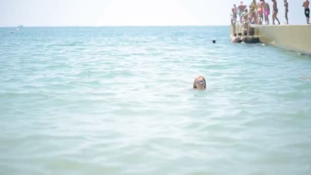 Mooi meisje Baden in de zee. — Stockvideo