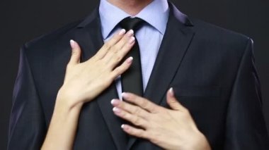 Kadın iş adamı bir cebinden para ortaya çıkarır.