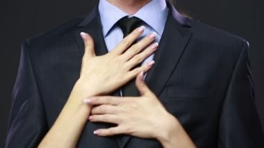 Kadın iş adamı bir cebinden para ortaya çıkarır.