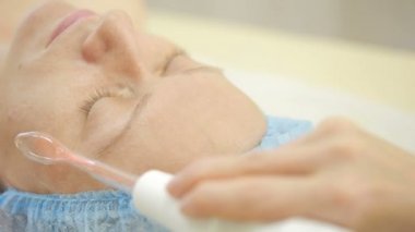Elektrik darsonval yüz masajı yordamı alma. Güzellik Salonu