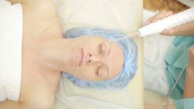 Elektrik darsonval yüz masajı yordamı alma. Güzellik Salonu