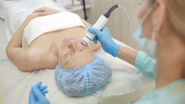 Şevval Özçelik Güzellik Rf kaldırma için genç kadın yapar. yüz için kozmetik prosedürler.