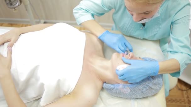 Косметическое лечение с инъекцией в клинике. укрепление кожи — стоковое видео