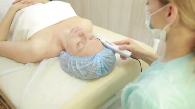 Şevval Özçelik Güzellik Rf kaldırma için genç kadın yapar. yüz için kozmetik prosedürler.