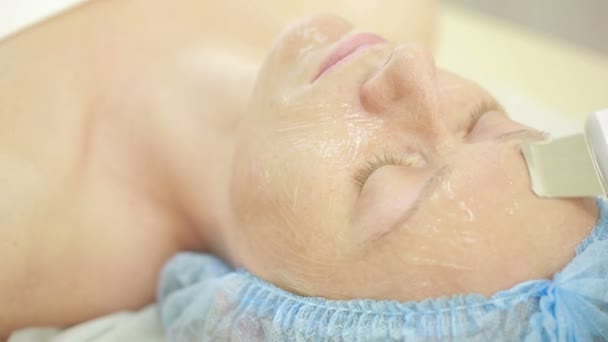 Kosmetolog gör Rf-lyft till ung kvinna. kosmetiska behandlingar för ansiktet. — Stockvideo