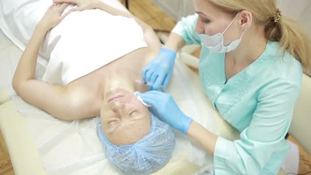 Trattamento cosmetico con iniezione in clinica. fortificazione della pelle — Video Stock