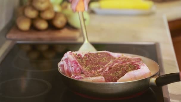 Woman prepares the meat in the kitchen. home cooking dinner. Beef steaks — Stock Video