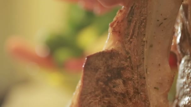 Pezzo di roast beef. cottura a vapore — Video Stock