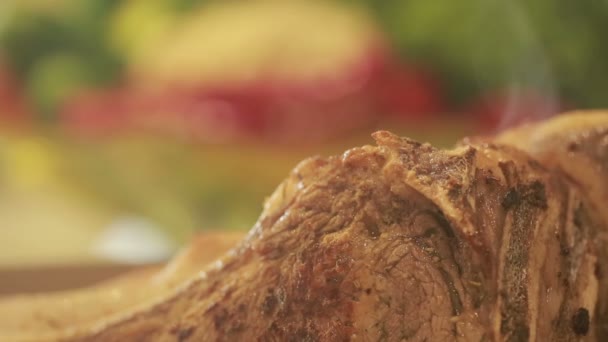 Шматок смаженої яловичини. паріння — стокове відео