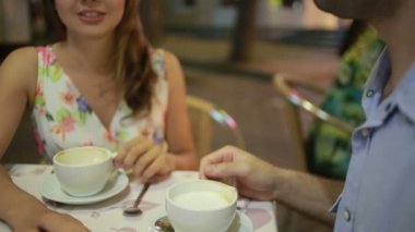 açık bir kafe aşık çift. Bir tarihte güzel kadın ve erkek