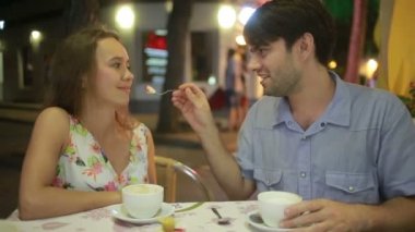 açık bir kafe aşık çift. Bir tarihte güzel kadın ve erkek