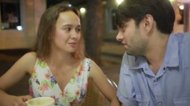 açık bir kafe aşık çift. Bir tarihte güzel kadın ve erkek