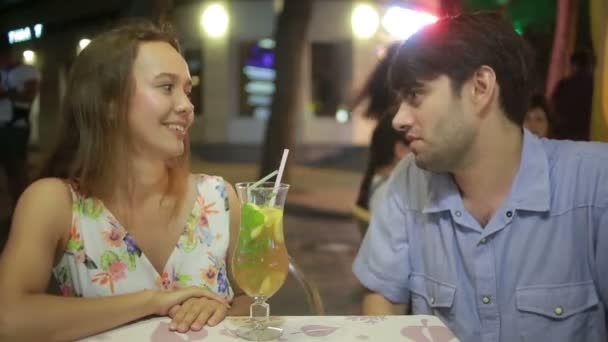 Coppia innamorata in un caffè all'aperto. Uomo e bella donna ad un appuntamento — Video Stock