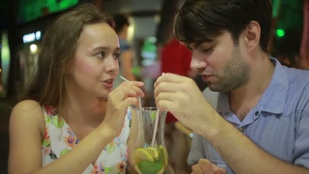 Verliebtes Paar in einem Café im Freien. Mann und schöne Frau bei einem Date — Stockvideo