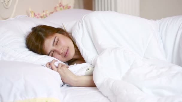 Mujer estirándose en la cama después de despertar. interior de lujo — Vídeos de Stock