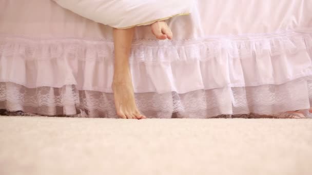 Kobieta nogi z miękkiej skóry w sypialni. Kobieta dostaje z łóżka — Wideo stockowe