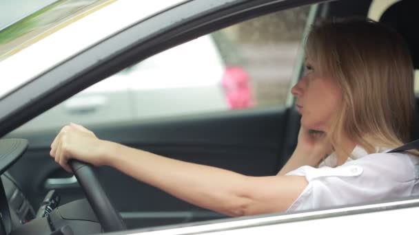 Frustrerade kvinnan fast i en trafikstockning. Tjej prata i telefon i bilen — Stockvideo