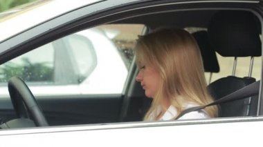 Sinir bozucu kadın trafik sıkışıklığı içinde sıkışmış. Arabada telefonda konuşan kız