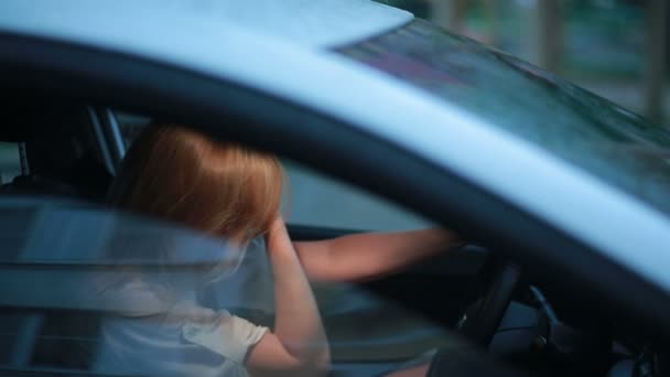 Triste fille pleurant dans la voiture. pluie dans la rue. femme hystérique — Video