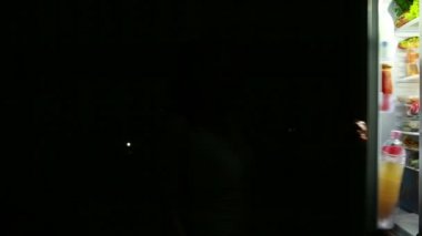 Buzdolabında kadın geceleri. kadın içecek süt.