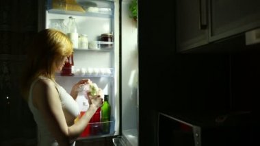 Marshmallow geceleri yemek ve içki içme kadın.