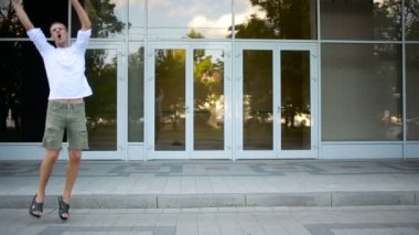 adam sokaklarında sevinç için atlama. çok memnun.