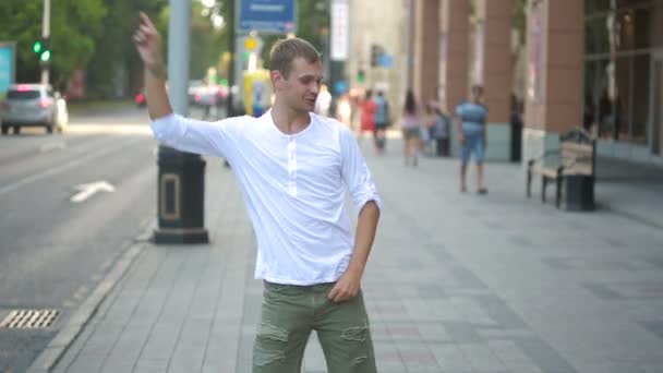 Glücklich kaukasischen Tänzer Mann funky Streetdance Freestyle in der Stadt — Stockvideo