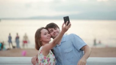 Güzel çift selfie veren alarak sahilde yaz öp.