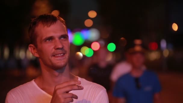 O homem fuma um cigarro na rua à noite. cidade da noite — Vídeo de Stock